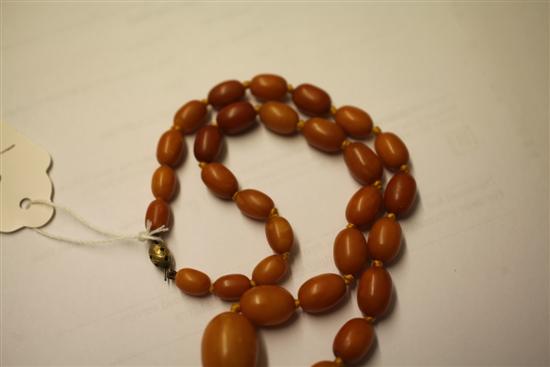A single strand graduated amber bead necklace, 19in.